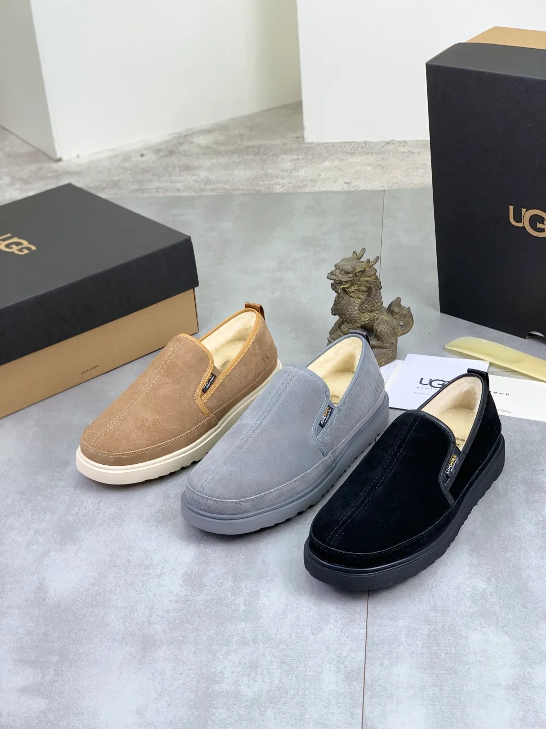 Men's men's shoes 💰P580 [New style] hot style 💰 versatile casual slip-on fur shoes 🆘 "Real Wool" [UGG] 👉 hot style men's shoes official website synchronization 🔰 quality [proud] is not comparable to the imitations in the general market 🌀 The upper is imported Italian frosted calfskin, and the lining: foot pad 🅰️ grade 🐑 real wool 👻 Only Grade A can show the effect The hand feels smooth and delicate 🔱The shoe shape is grand, only the factory can achieve it 🎄The perfect toughness of the original outsole 👻⬛️ can allow customers to bid farewell to one-time consumption. Real wool lining, super warm. Available in black or brown. Size: 39-44